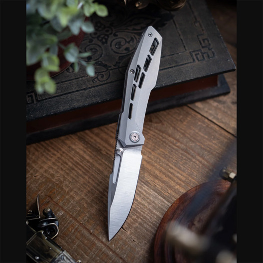 Null Knives Raiden R2: Aero - Blasted / Belt Satin kääntöveitsi