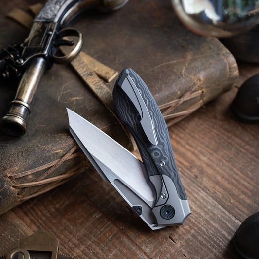 Null Knives Voodoo Doll - Black Camo CF k&auml;&auml;nt&ouml;veitsi