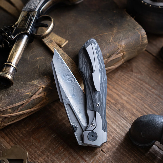 Null Knives Voodoo Doll - Damasteel/Black Camo CF k&auml;&auml;nt&ouml;veitsi