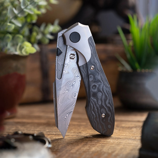 Null Knives Voodoo Doll - Damasteel/Black Camo CF 折叠刀