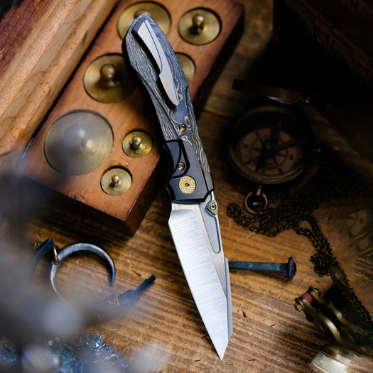 Couteau pliant Null Knives Voodoo Doll - Gold Camo Carbon Fiber