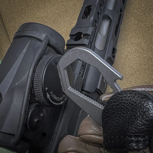 Prometheus Design Werx Standard Issue Dog Tag Tool monitoimityökalu