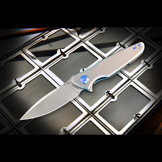 Spartan Blades Pandia סכין מתקפלת, Satin/Blasted Titanium & Blue HW, Stonewash