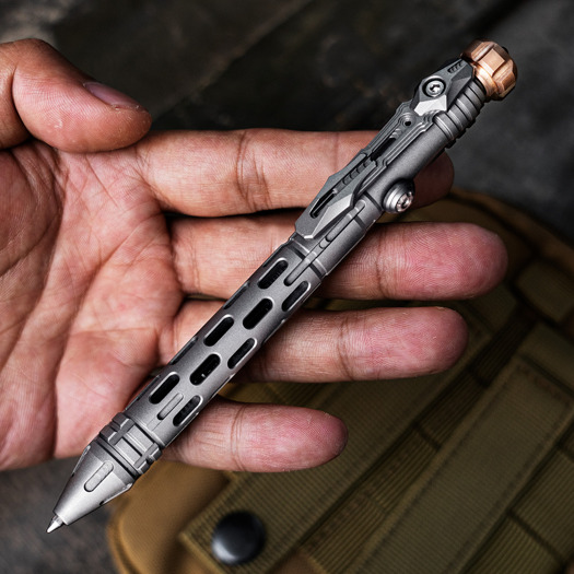 Taktick&eacute; pero Titaner Titanium Tactical Bolt-Action, Standard