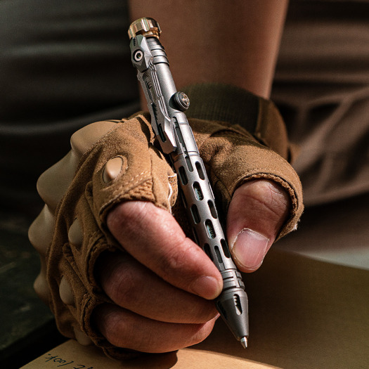 Taktick&eacute; pero Titaner Titanium Tactical Bolt-Action, Standard