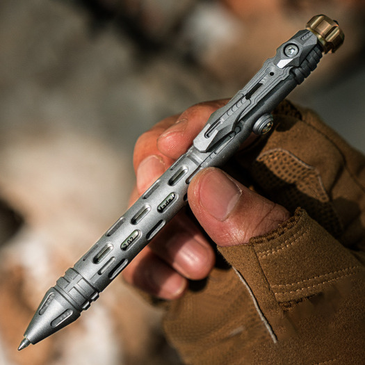Taktick&eacute; pero Titaner Titanium Tactical Bolt-Action, Standard
