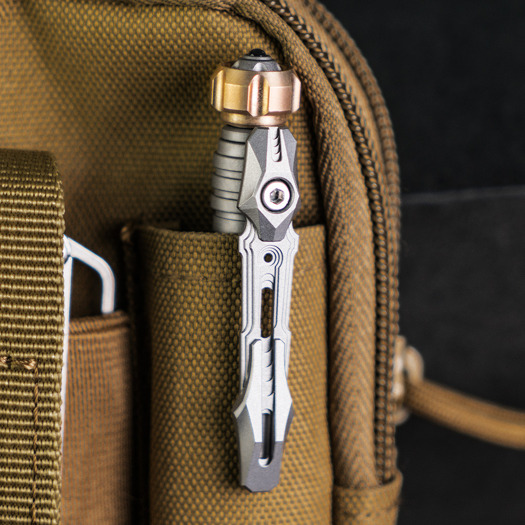 Taktick&eacute; pero Titaner Titanium Tactical Bolt-Action, Standard