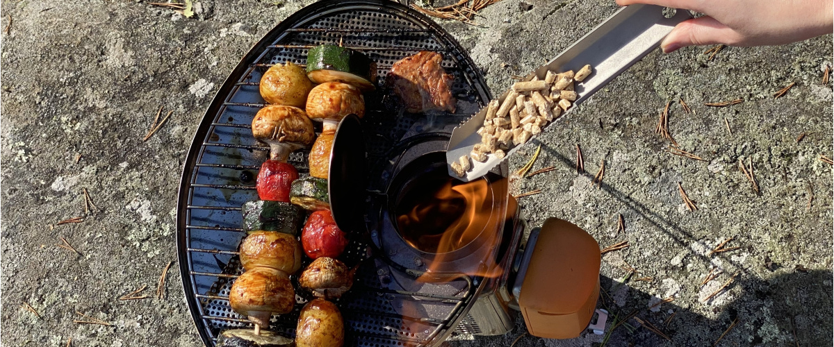 Testattavana BioLite CampStove Complete Cook Kit retkikeitinsarja